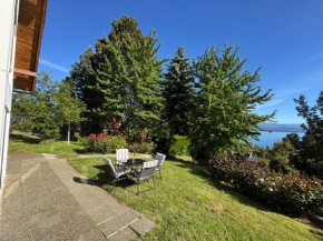Casa con parque y vista al lago